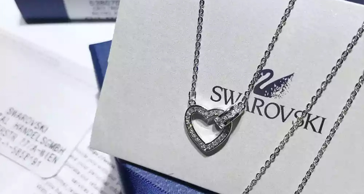 施华洛世奇（Swarovski）换上新天鹅LOGO